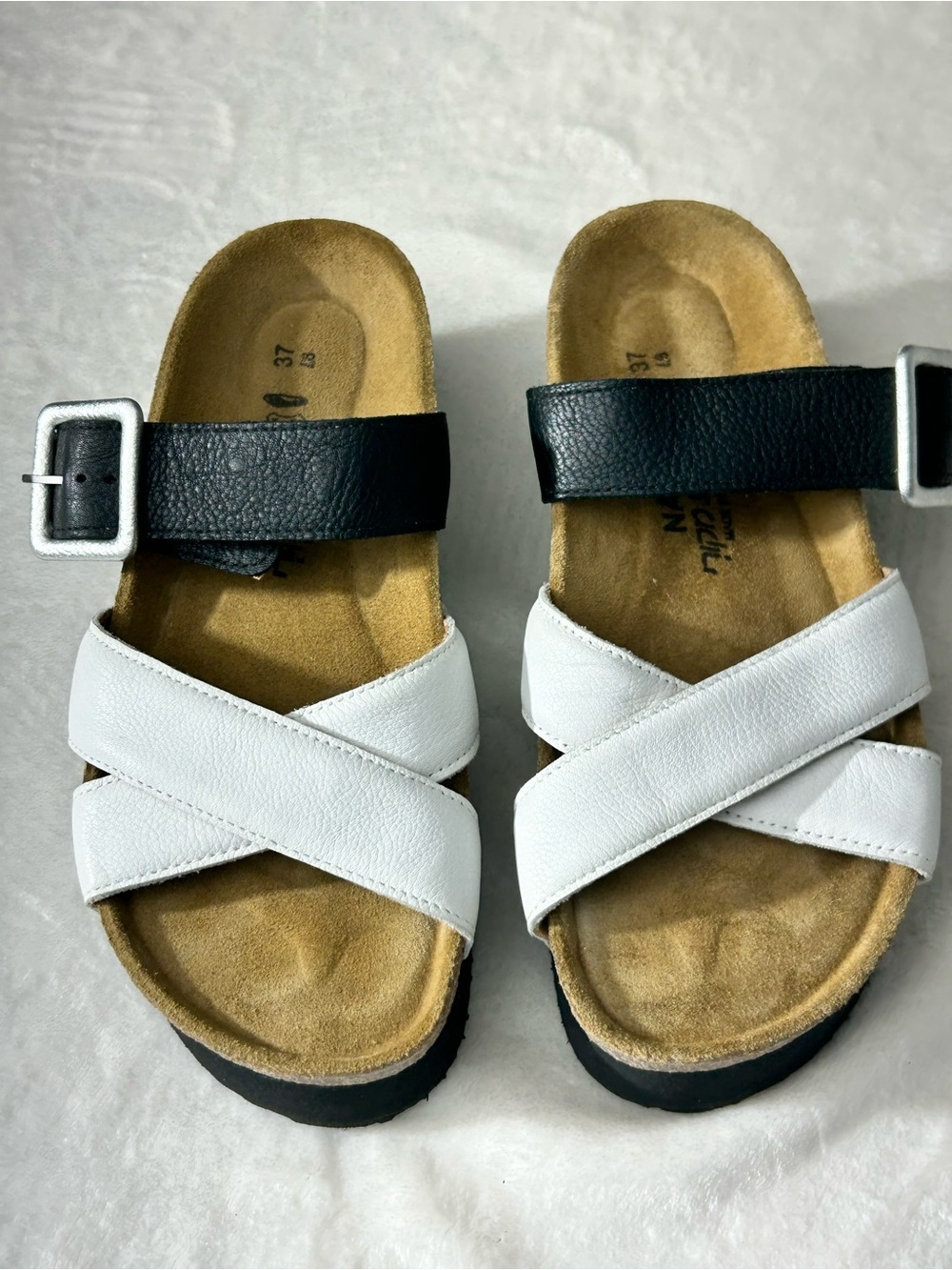 Naot Women’s White and Black Soft Leather Cross-Strap Buckle Sandals Size 6 US